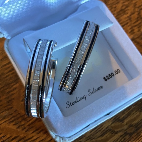 Ladies platinum over sterling silver blk & wht glitter oval hoop pierced earring - Picture 2 of 4